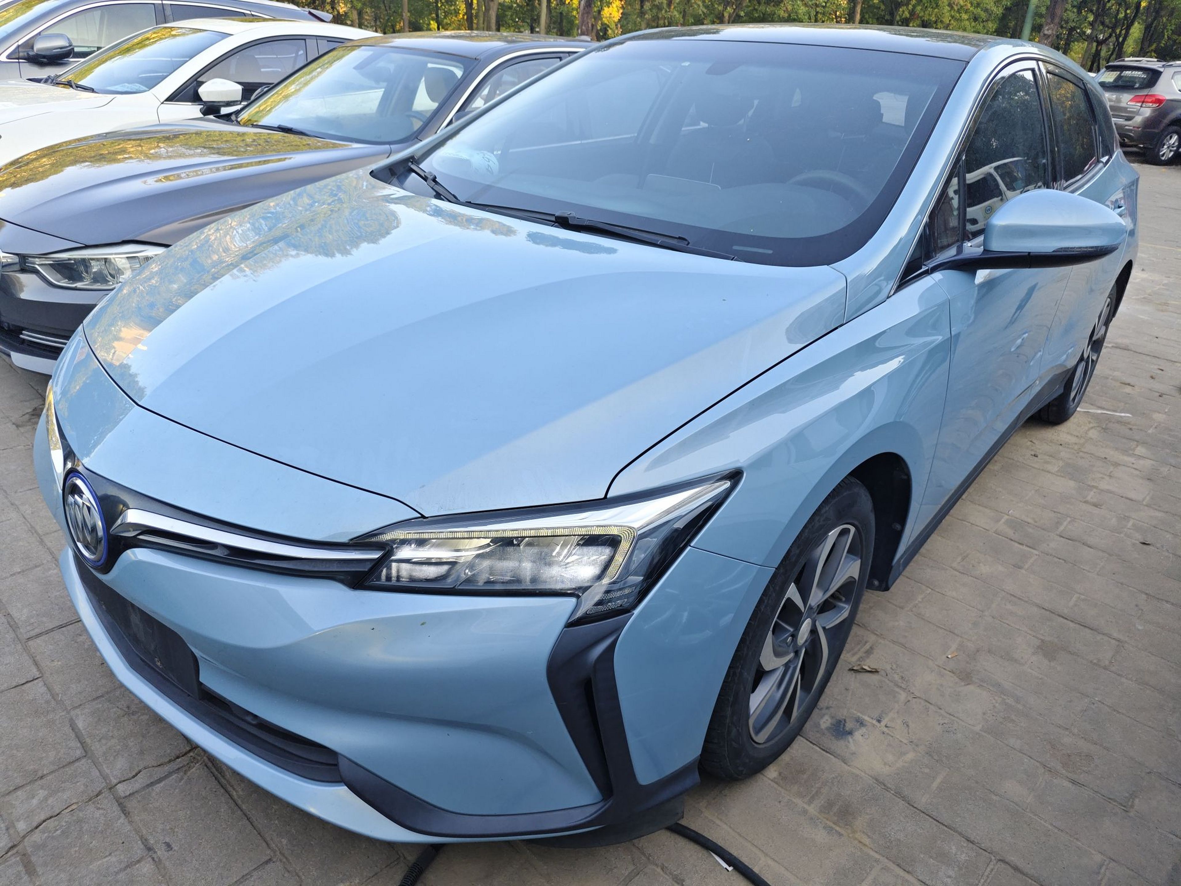 Под передней частью автомобиля