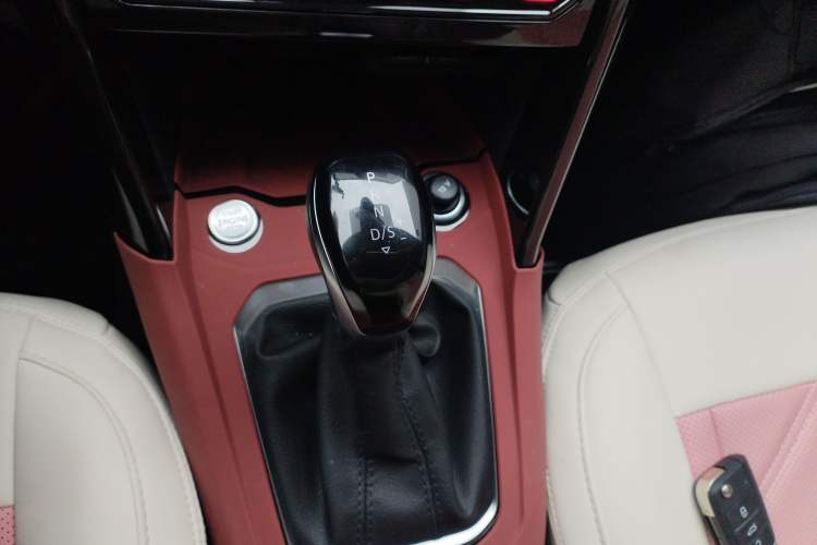 Used Volkswagen T-ROC 2025 300TSI DSG Two-Wheel Drive Chen Guang Edition