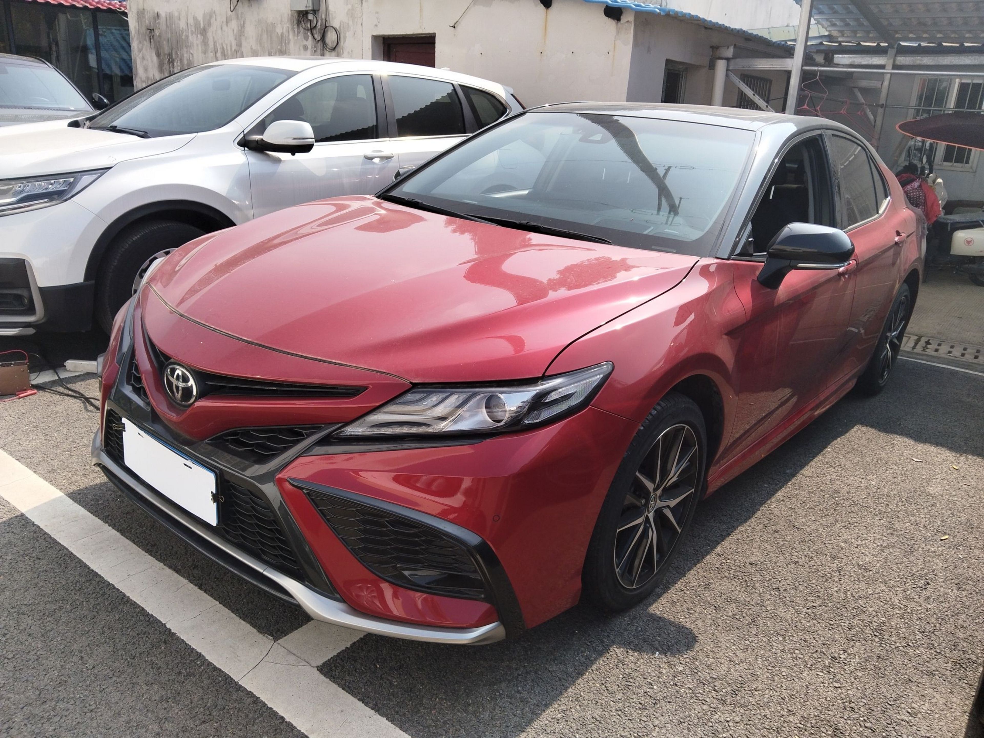 Под передней частью автомобиля