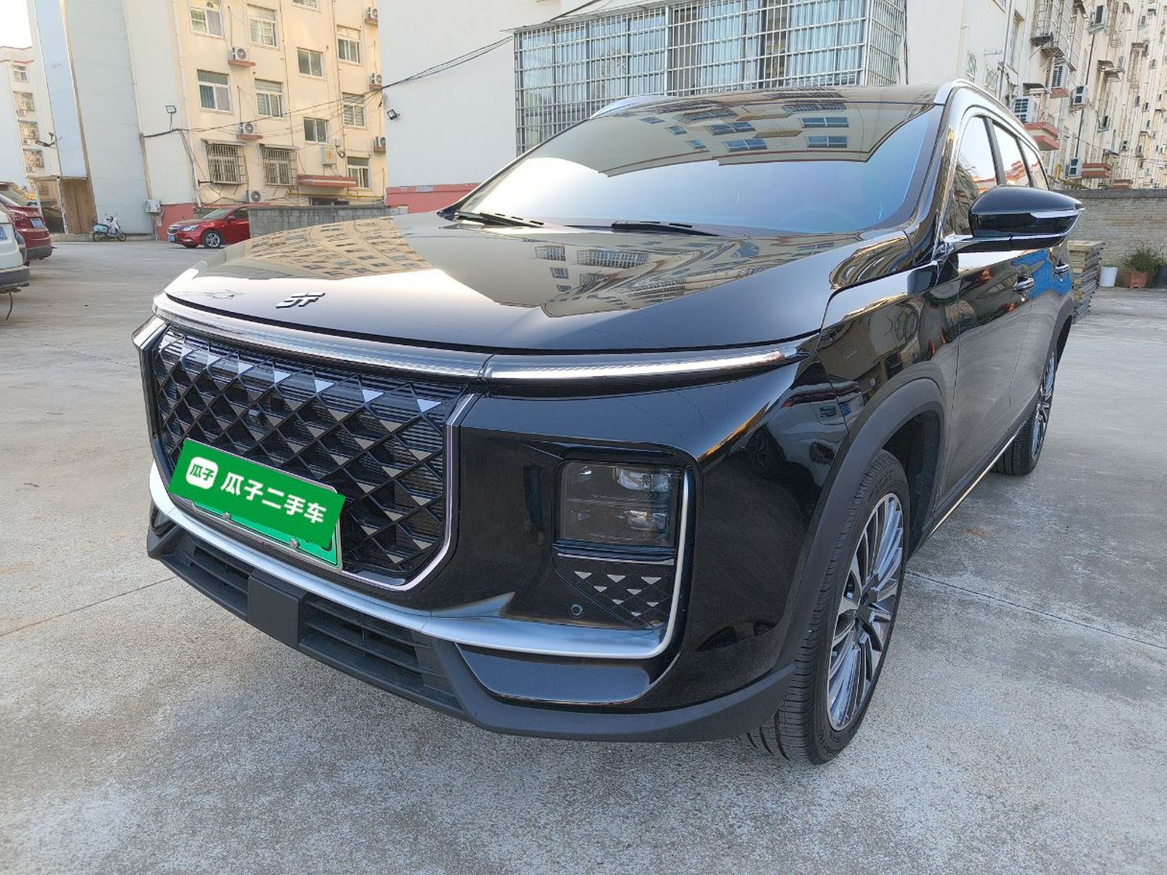 تحت مقدمة السيارة