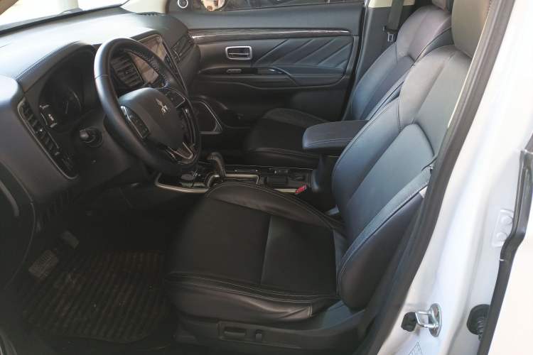 Used Mitsubishi Outlander 2019 2.0L Two-Wheel Drive Comfort Edition 5 Seats China VI Standard
