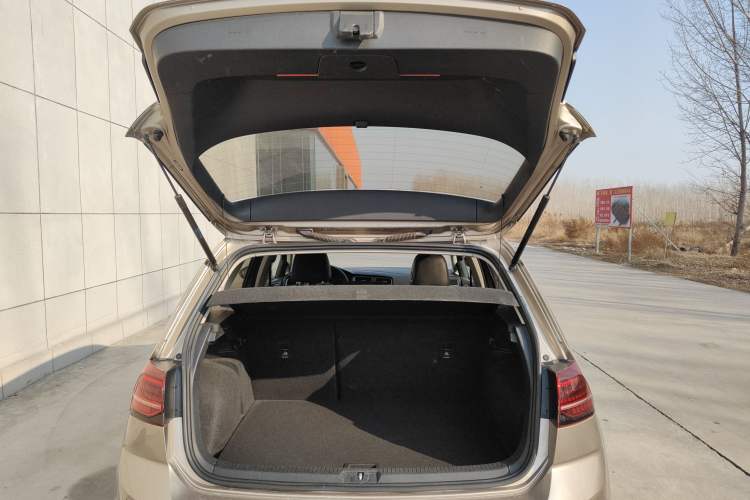 Used Volkswagen Golf 2018 230TSI Automatic Luxury Version
