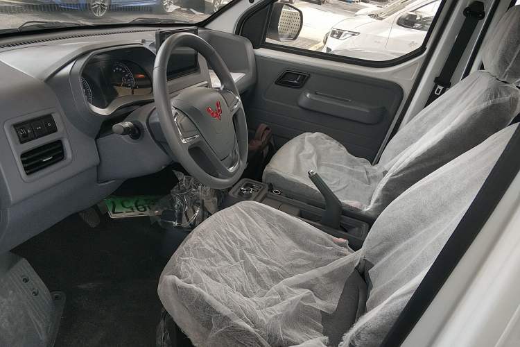 Used Wuling Yangguang 2024 300KM Comfort Version Passenger Van 75kW
