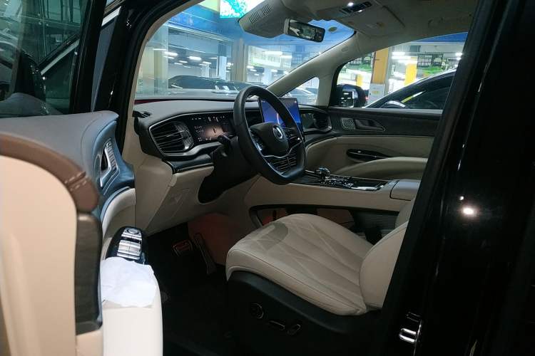 Used Denza D9 2025 DM-i Smart Drive 1020 Four-Wheel Drive Premium Model