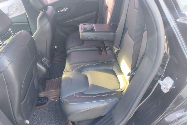 Used  Cherokee 2016 2.4L Professional Edition
