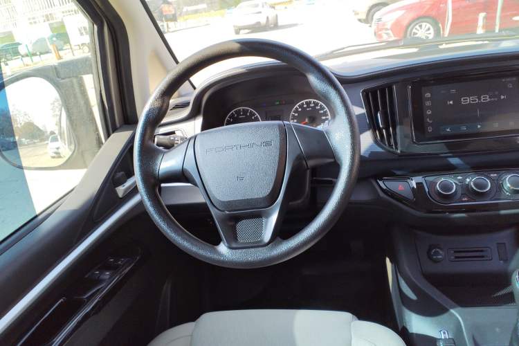 Used FORTHING Lingzhi 2023 M5L 1.6L Base Model 7 Seats