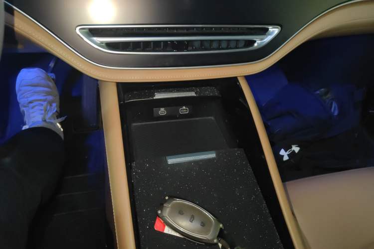 Used  R7 2023 Rear-Drive Screen King Pro Edition
