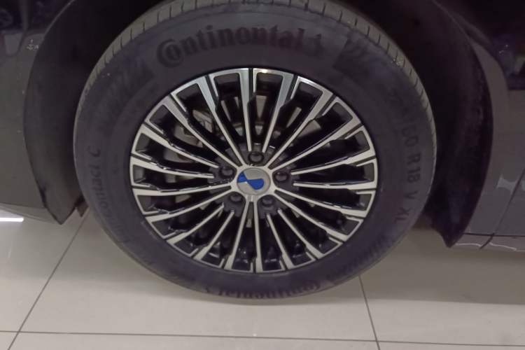 Used Denza D9 2024 DM-i 1050 Luxury Model
