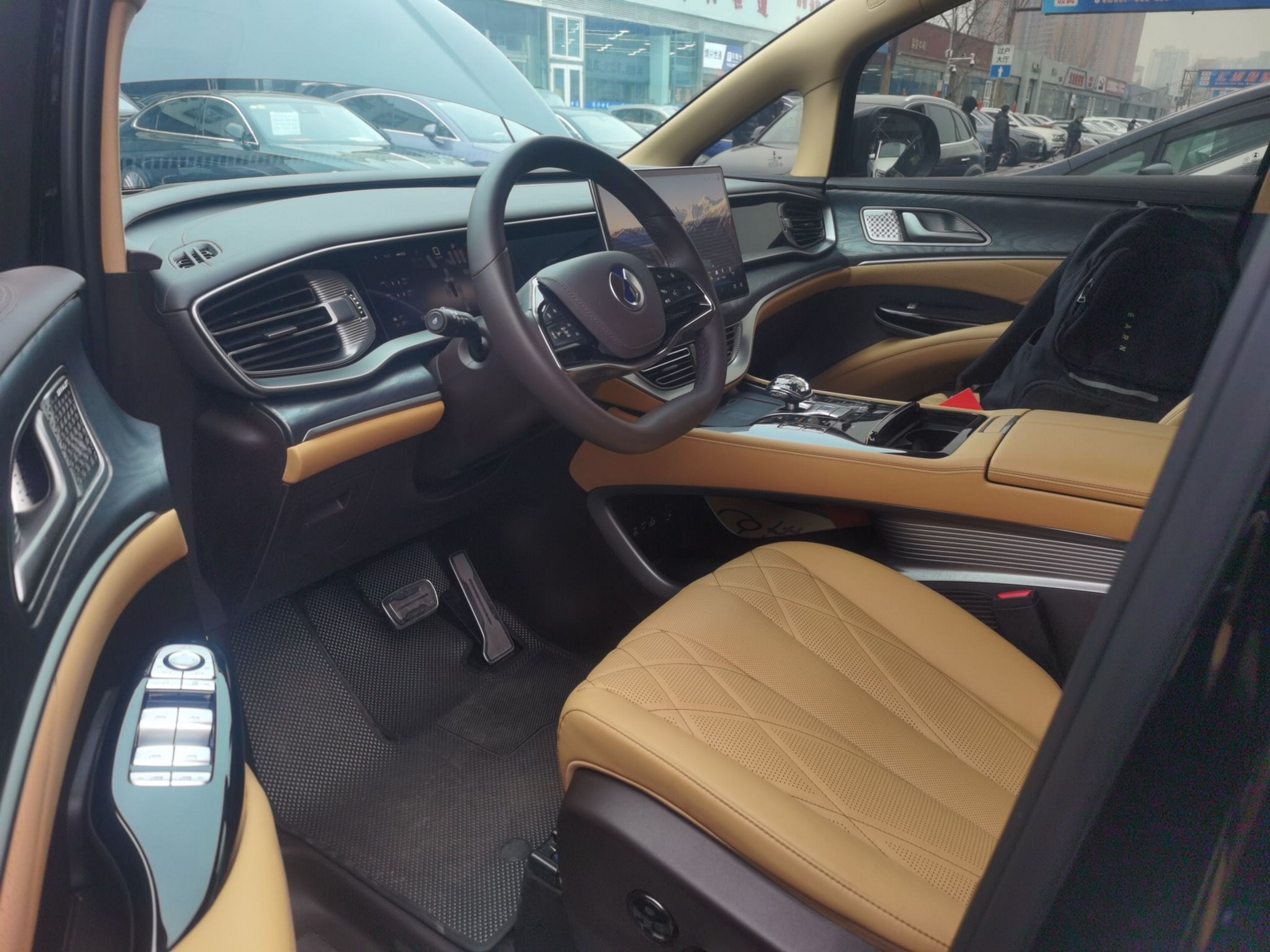 المقاعد الأمامية داخل السيارة