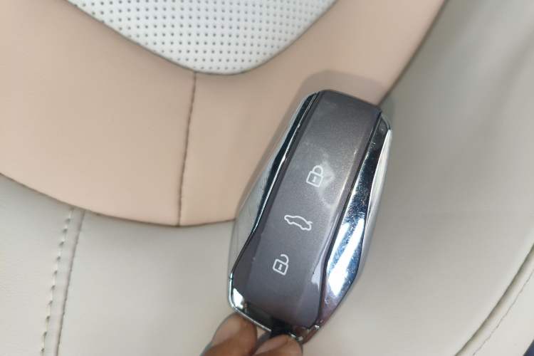 Used  3 2023 505km Air
