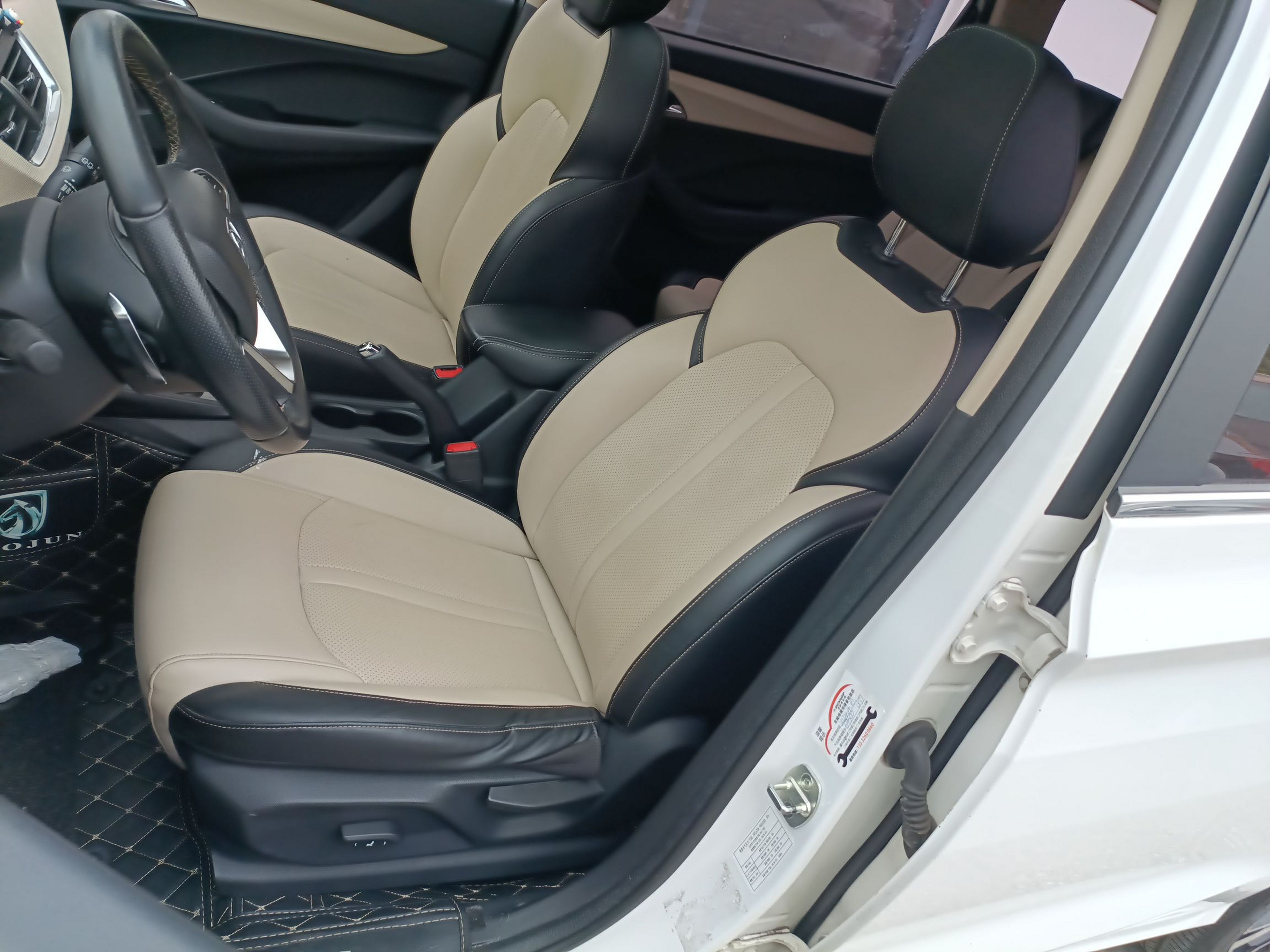 المقاعد الأمامية داخل السيارة