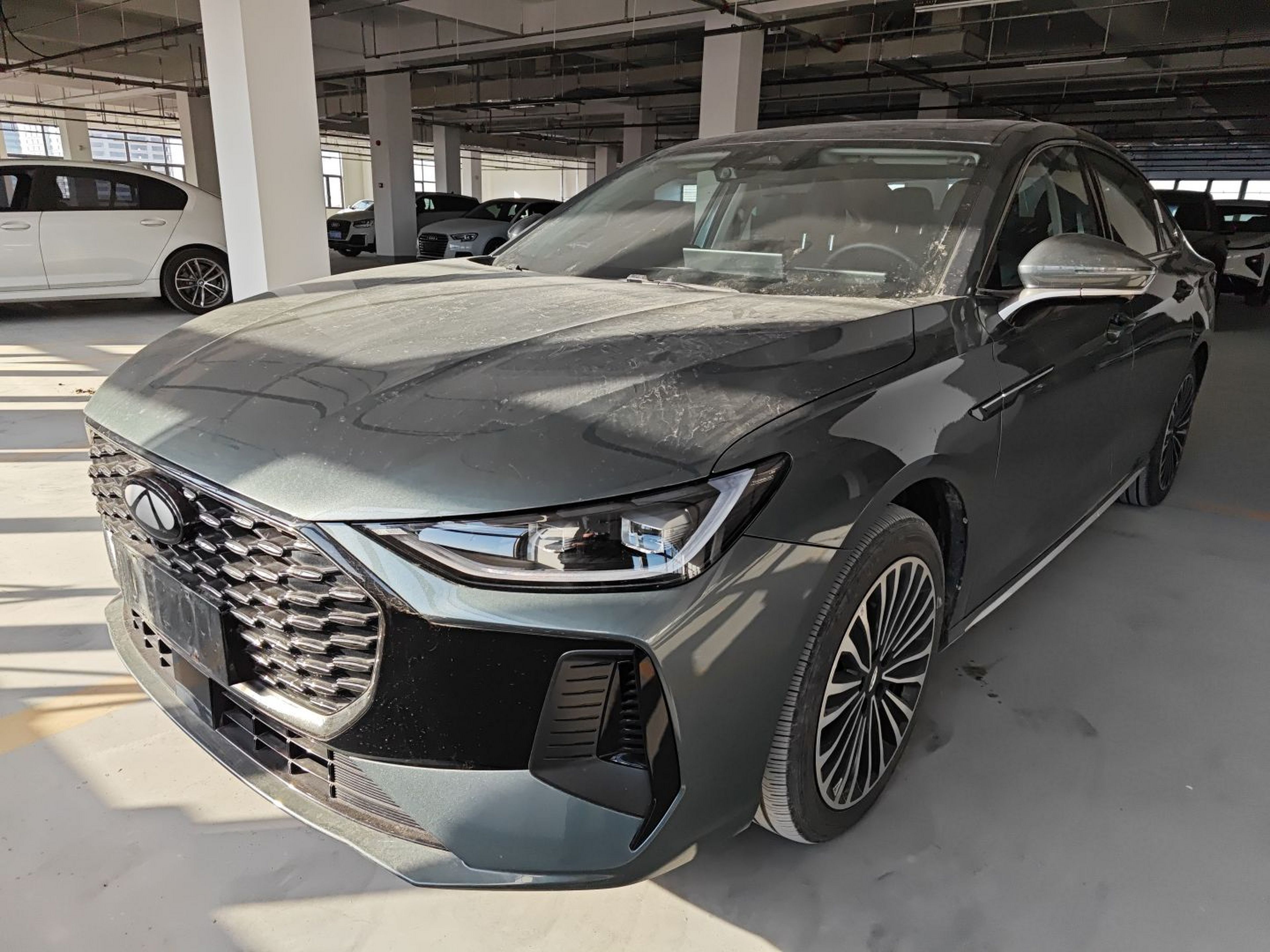 تحت مقدمة السيارة