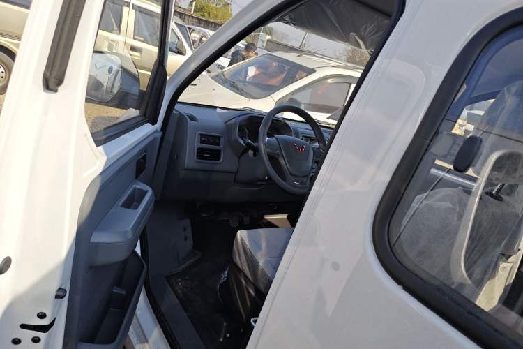 Used Wuling Yangguang 2024 300KM Comfort Version Passenger Van 75kW
