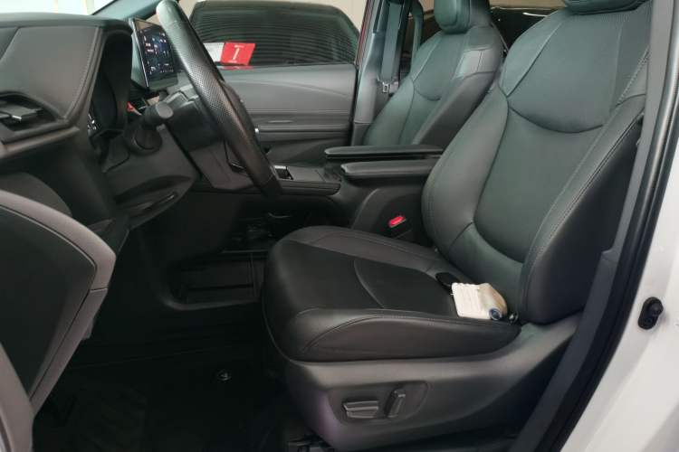 Used Toyota Sienna 2023 2.5L Hybrid Deluxe Edition
