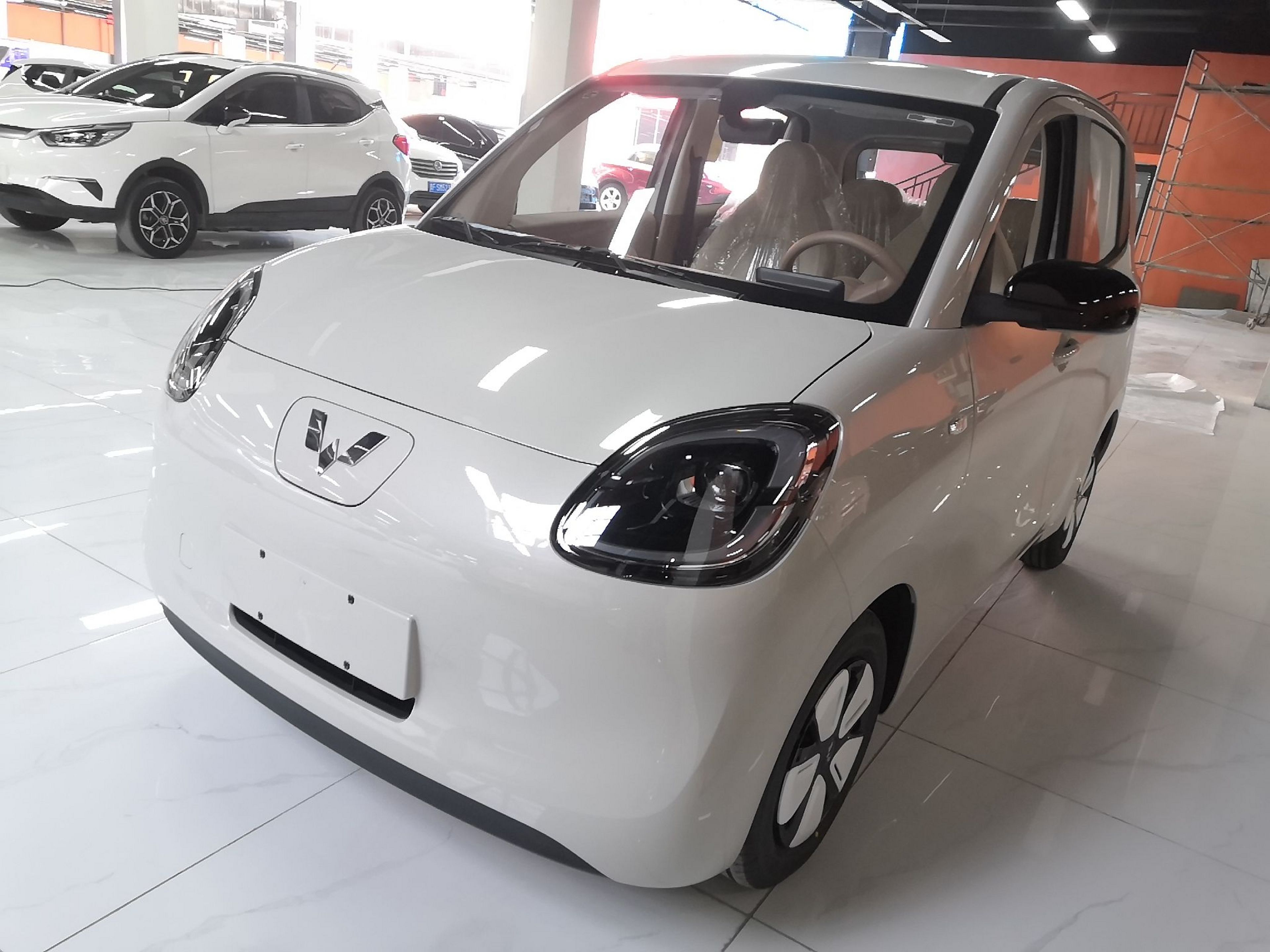 تحت مقدمة السيارة