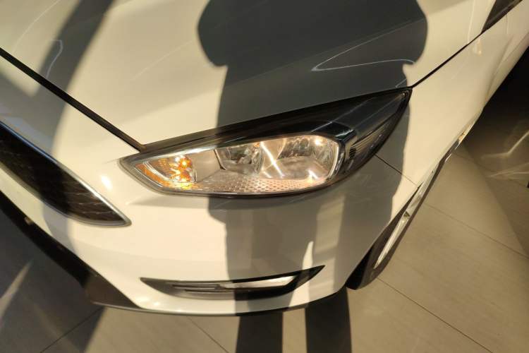 Used Ford Focus 2018 Hatchback Classic 1.6L Automatic Trendy SmartDrive Edition
