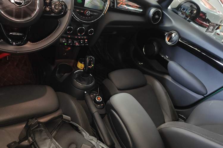 Used  MINI 2020 1.5T COOPER Artist Five-Door Edition
