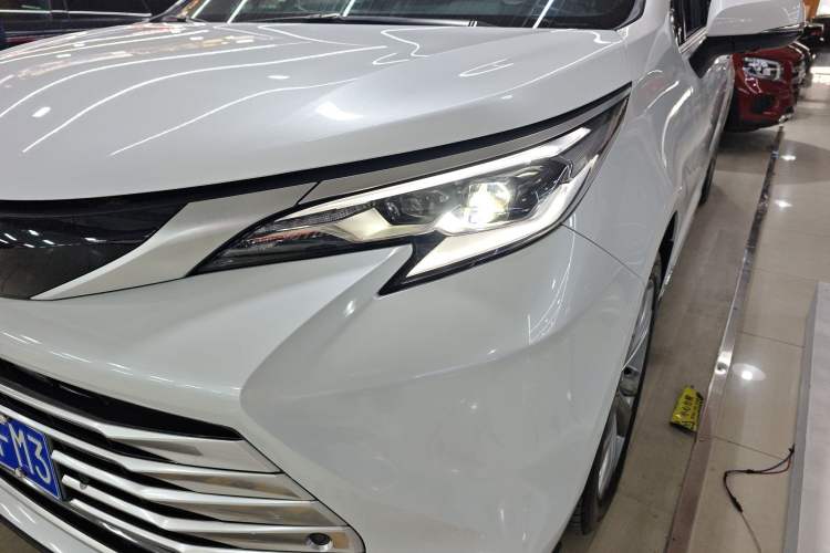 Used Toyota Sienna 2023 2.5L Hybrid Platinum Edition