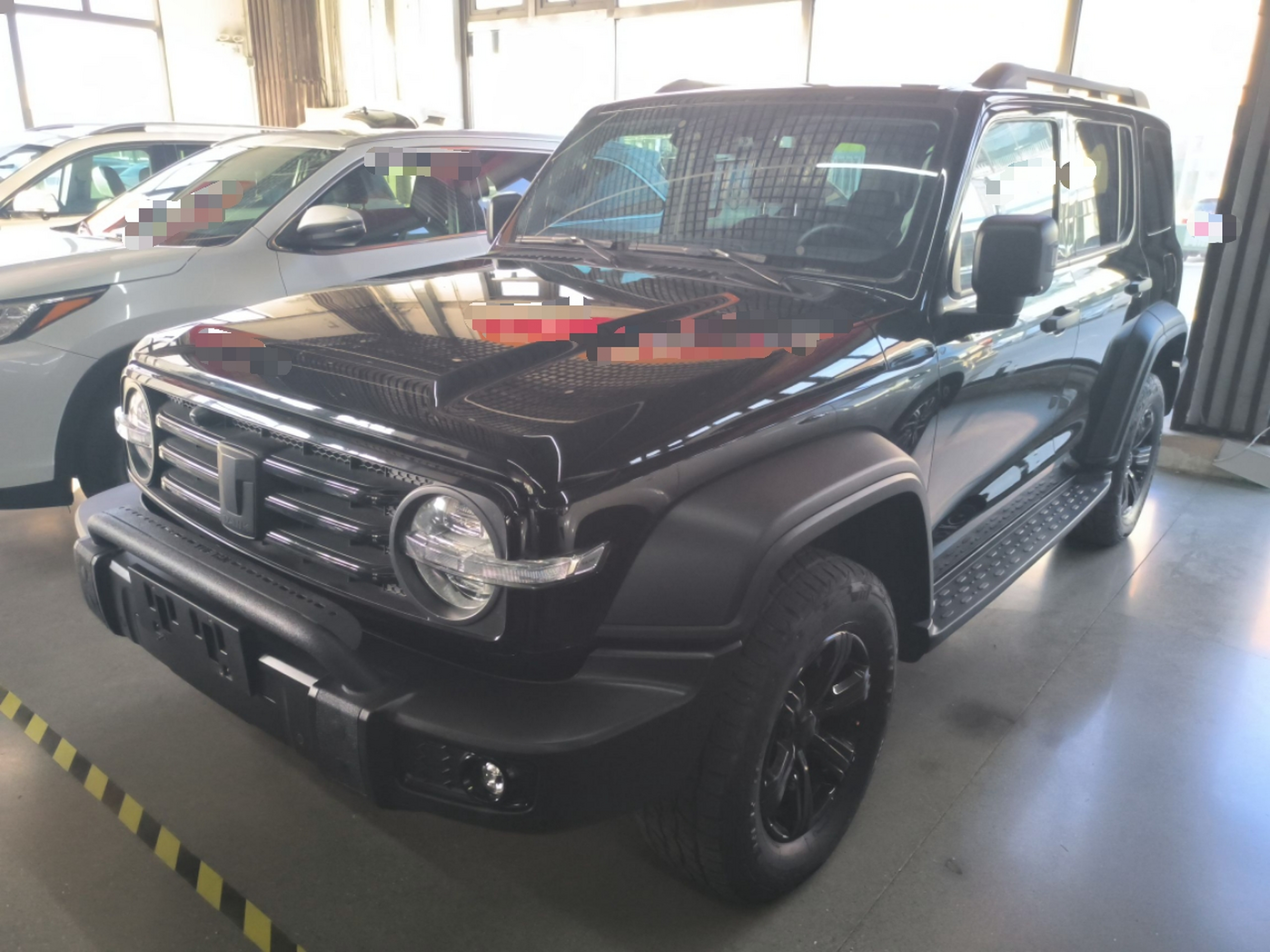 تحت مقدمة السيارة