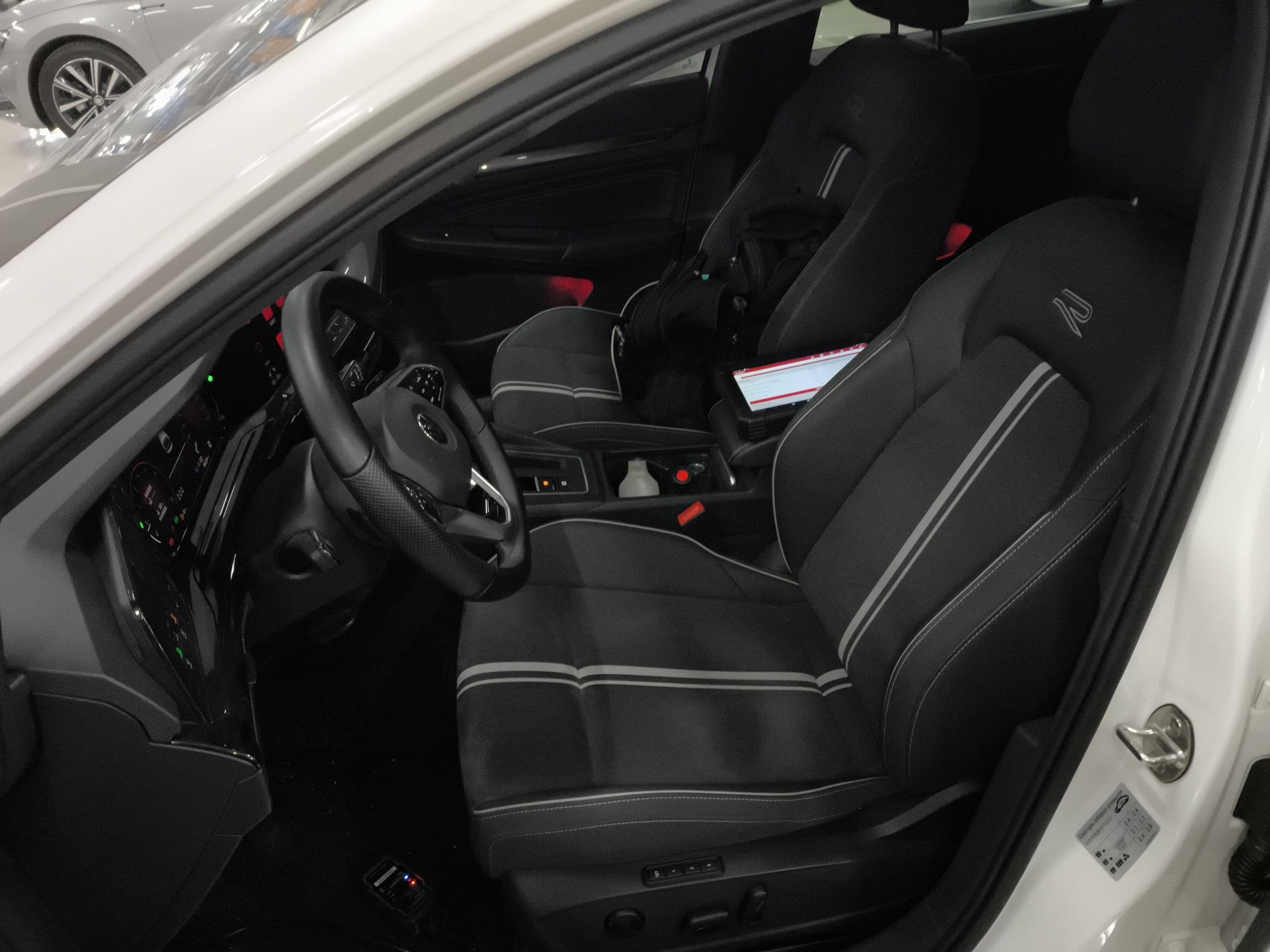 Переднее сиденье в автомобиле