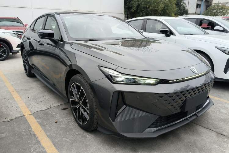 Used Changan UNI-V iDD 2024 Blue Whale Smart Electric iDD 136km ZhiKu Model
