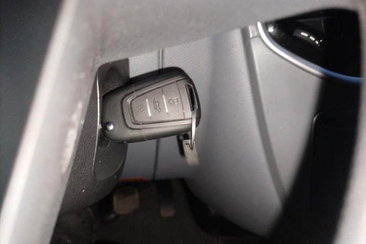 Used SAIC MAXUS Xintu V80 2023 2.0T Manual Classic Aoyuntong Short Wheelbase Mid-Roof 5/6-Seater