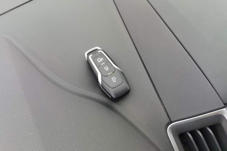 Used Ford Edge 2015 2.0T GTDi Two-Wheel-Drive High-Line Version