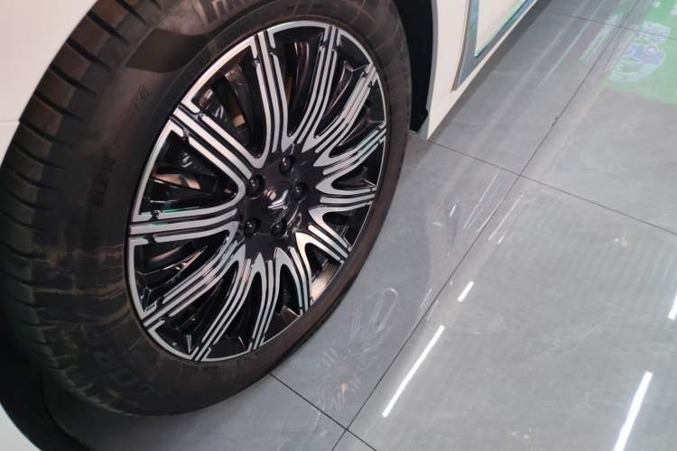 Used VOYAH Dream 2025 EV Four-Wheel Drive Flagship Kunpeng Edition