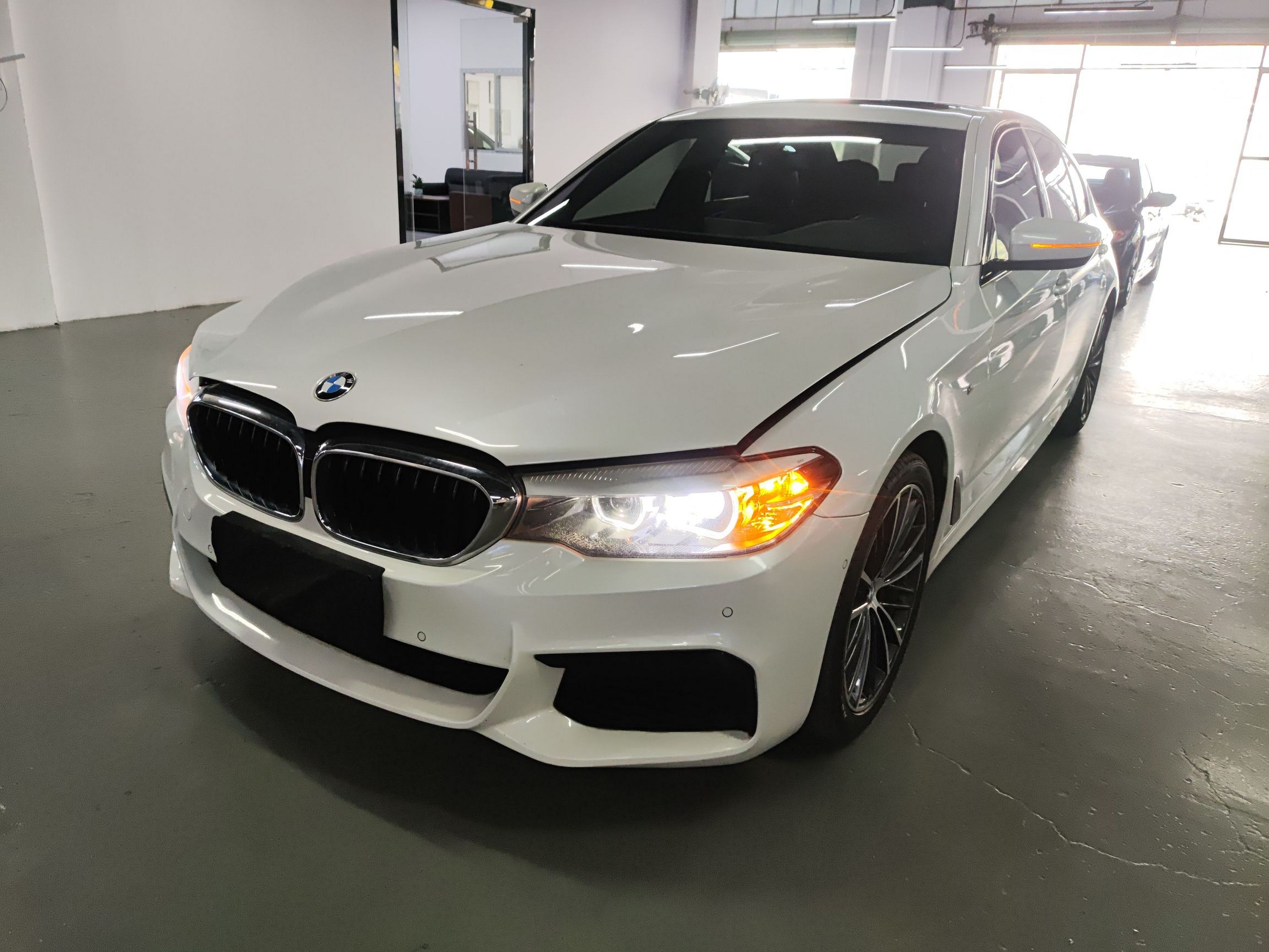 Под передней частью автомобиля