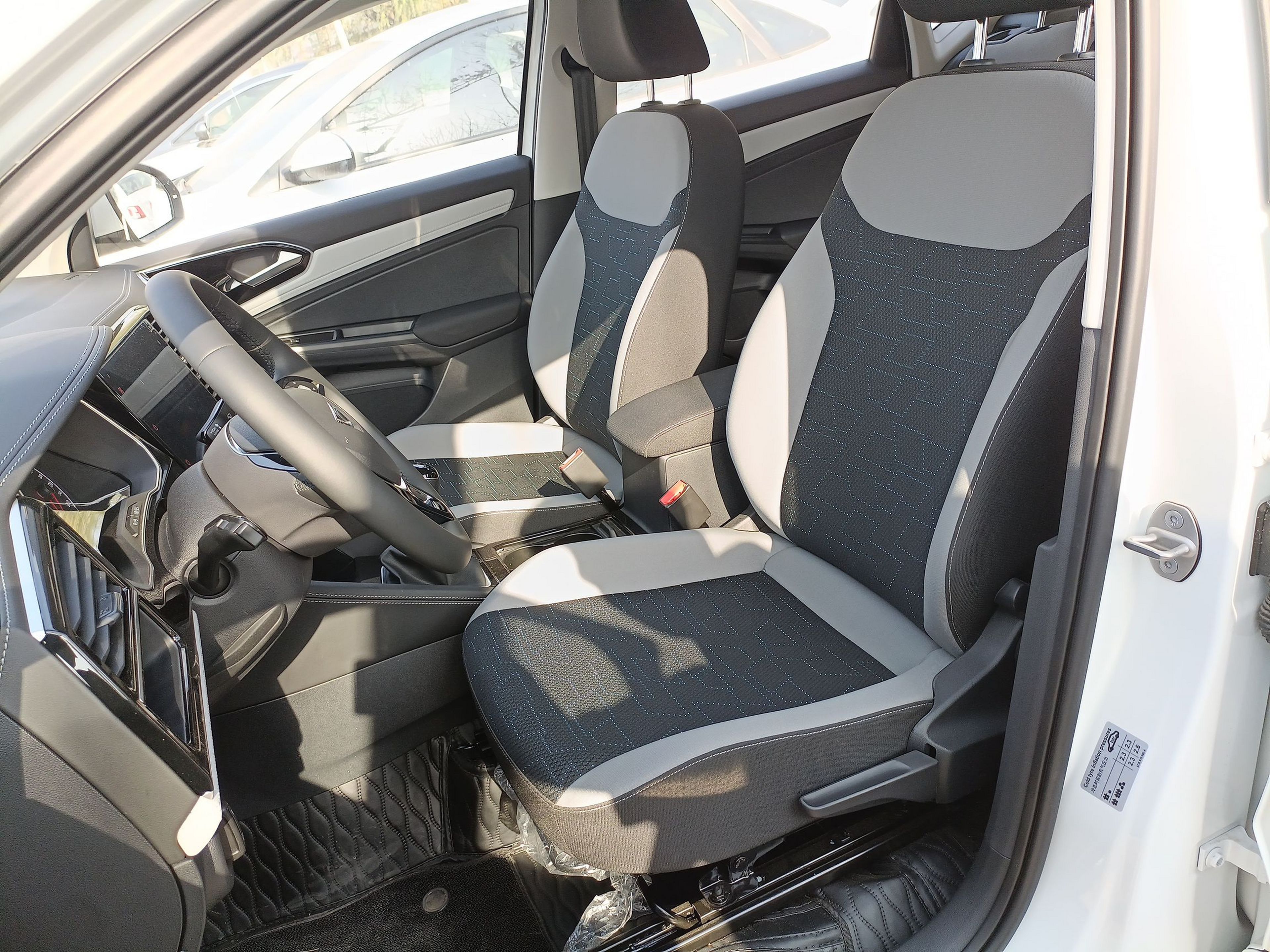 المقاعد الأمامية داخل السيارة