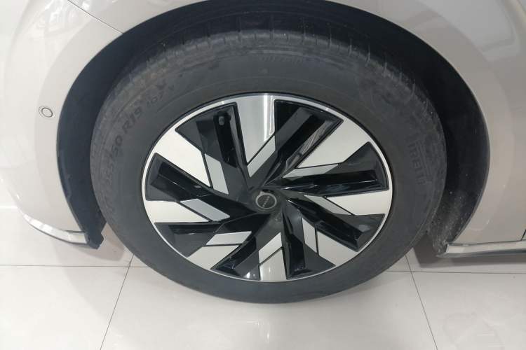 Used Volvo EM90 2025 Ultra Six-Seater
