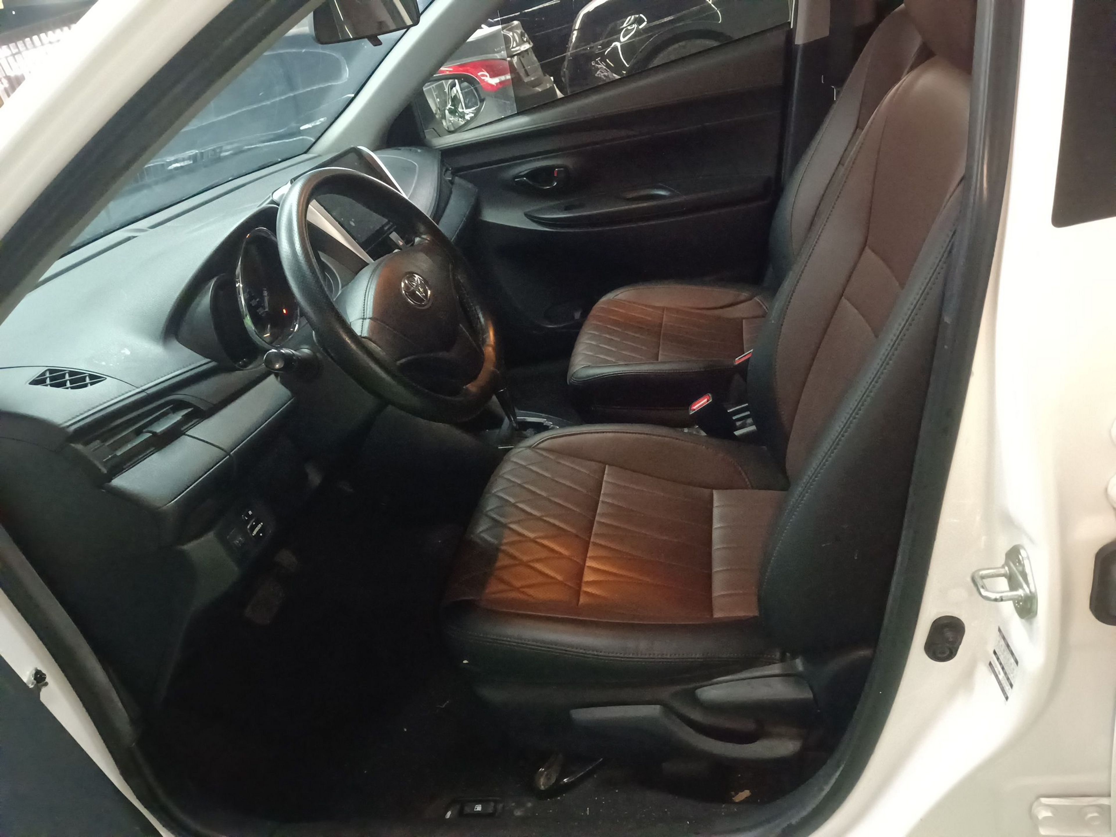 المقاعد الأمامية داخل السيارة