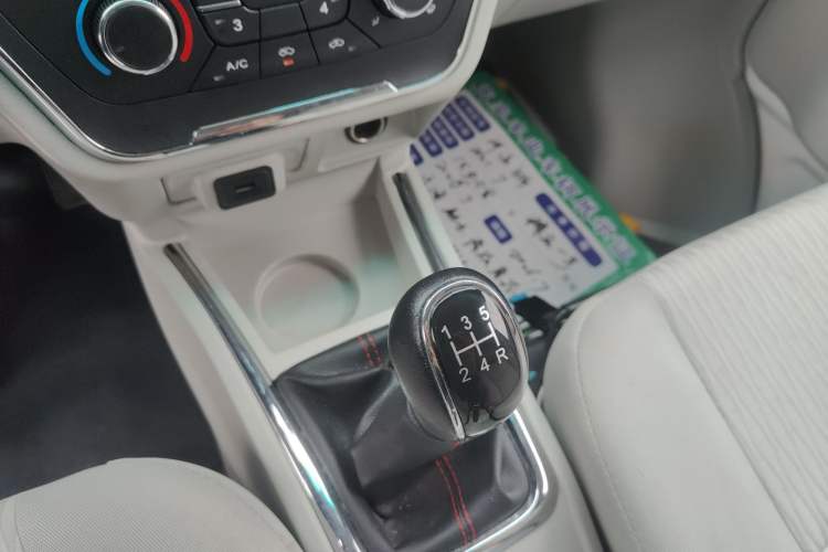 Used Jinbei New Hiace X30L 2024 Champion Edition Van 2/5 Seats Front-Mounted Air Conditioning