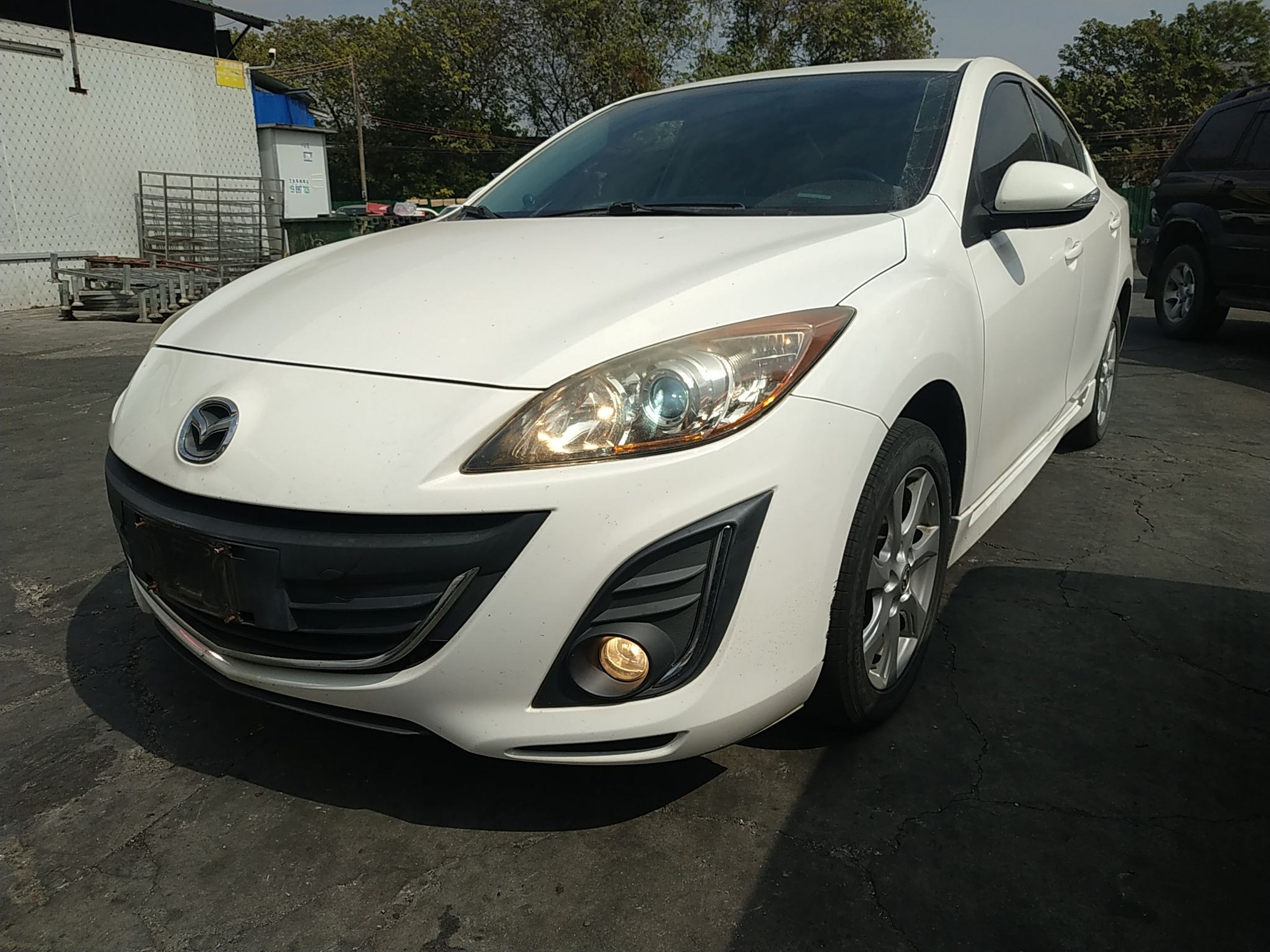 Под передней частью автомобиля