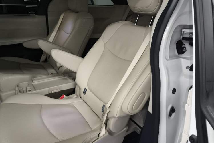 Used Toyota Sienna 2023 2.5L Hybrid Luxury Edition
