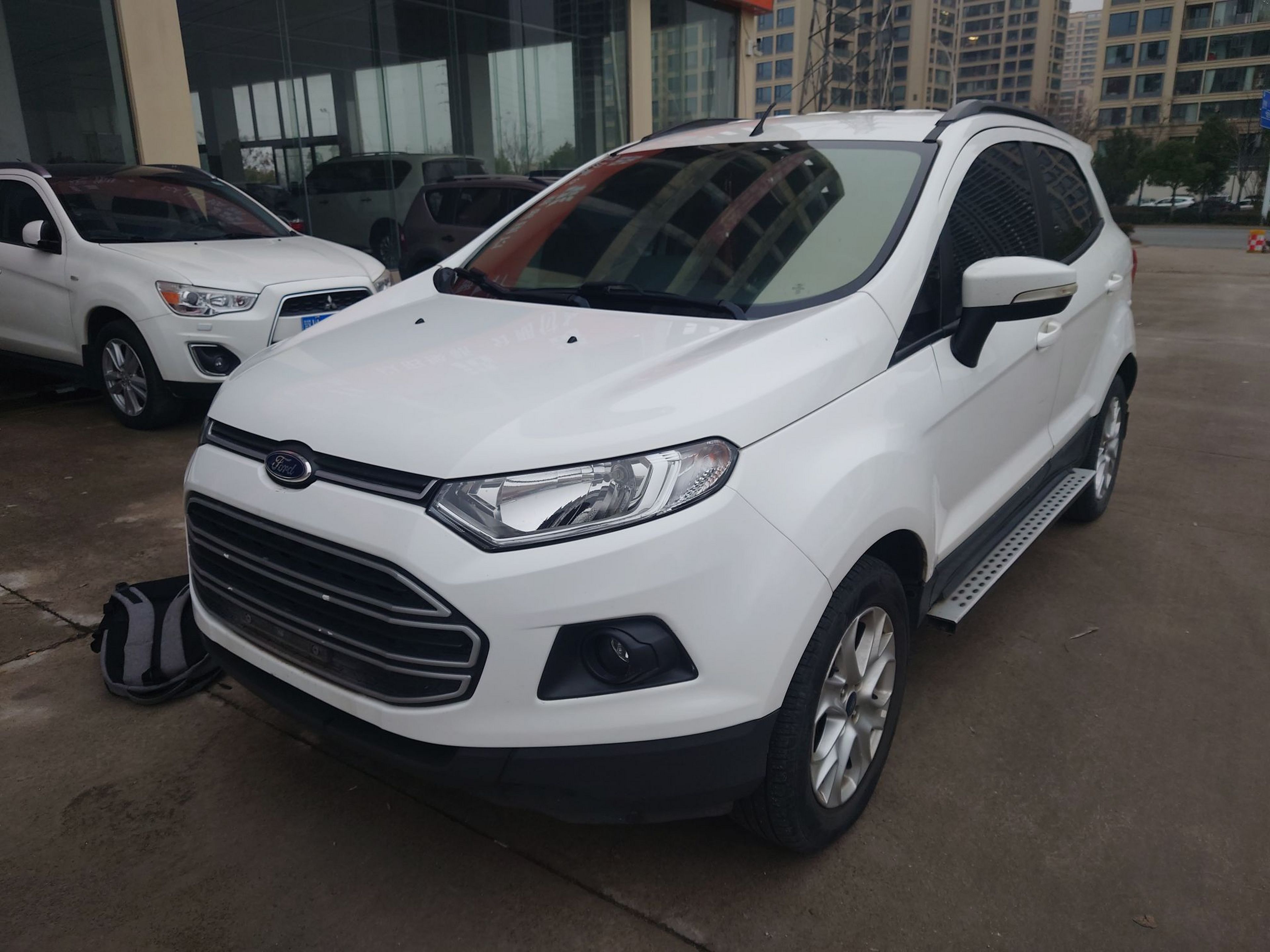 Под передней частью автомобиля