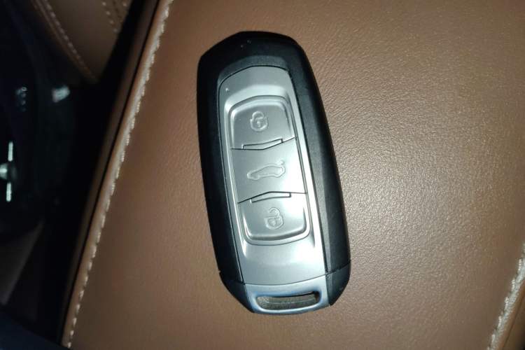 Used Geely Auto Emgrand X7 Sport 2018 1.8TD Automatic Two-Wheel Drive ZhiZun Model with 4G Connectivity
