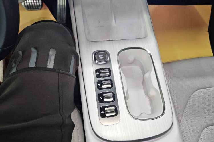 Used Xiaomi Auto SU7 2024 Four-Wheel Drive Ultra-Long Range Advanced Intelligent Driving Max Edition