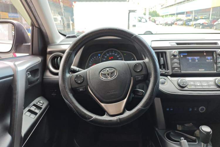 Used Toyota RAV4 2016 2.0L CVT Two-Wheel Drive Fashion Edition China V Standard
