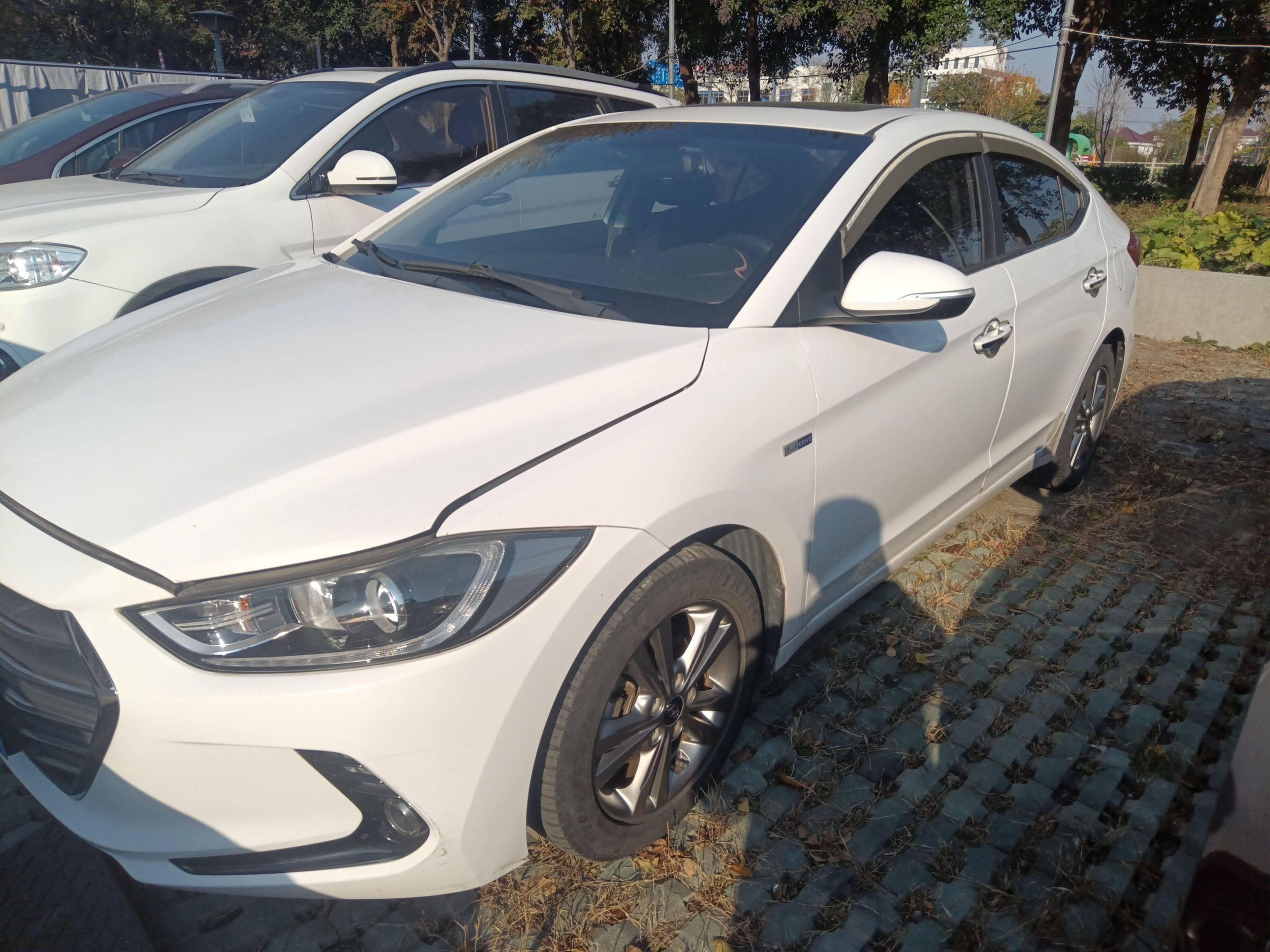 Под передней частью автомобиля