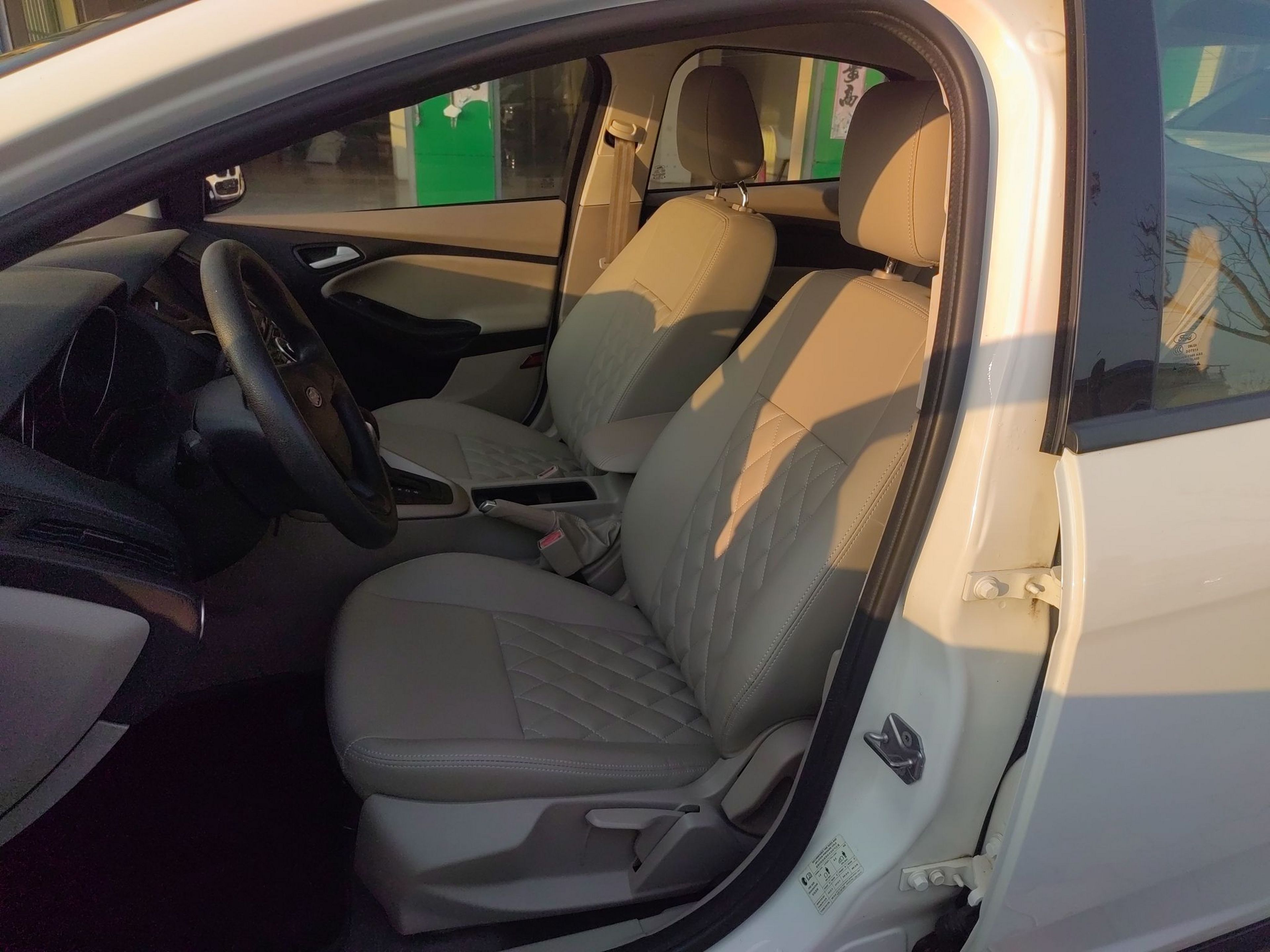 Переднее сиденье в автомобиле