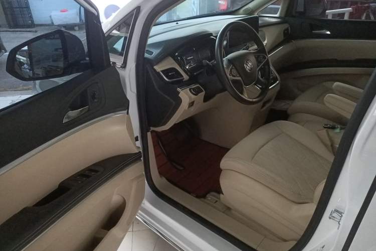 Used Buick GL8 2023 Facelifted Land Cruiser Executive Luxury Version
