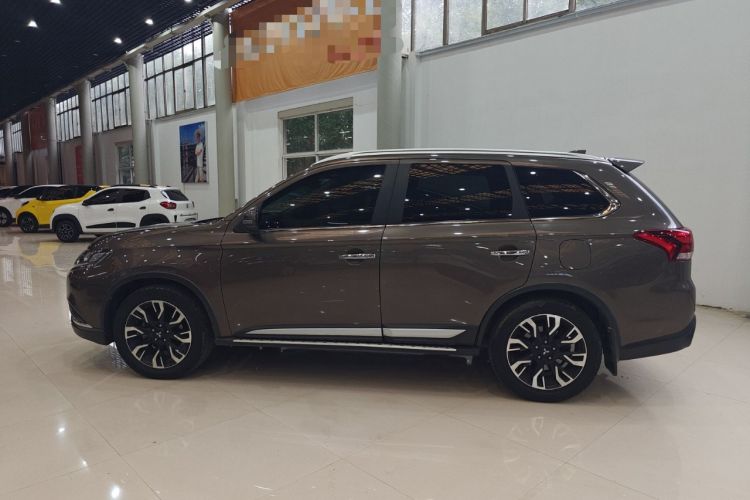 Used Mitsubishi Outlander 2019 2.4L 4x4 Zhi Xiang Edition 7 Seats China V Emission Standard
