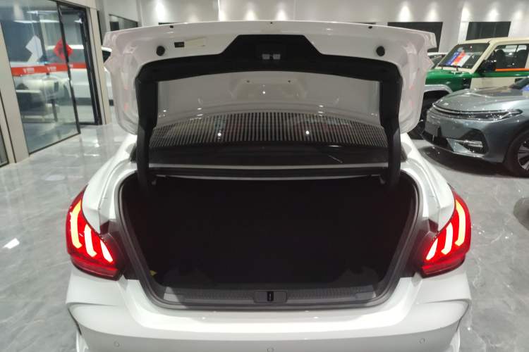 Used MG 5 2022 180 DVVT CVT Youth Luxury Edition
