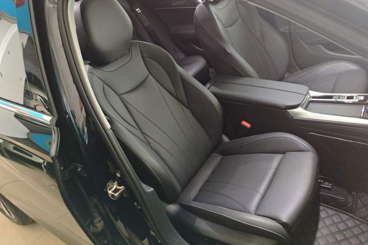 Used Volkswagen Passat 2025 Pro 380TSI Dragon Glory Edition
