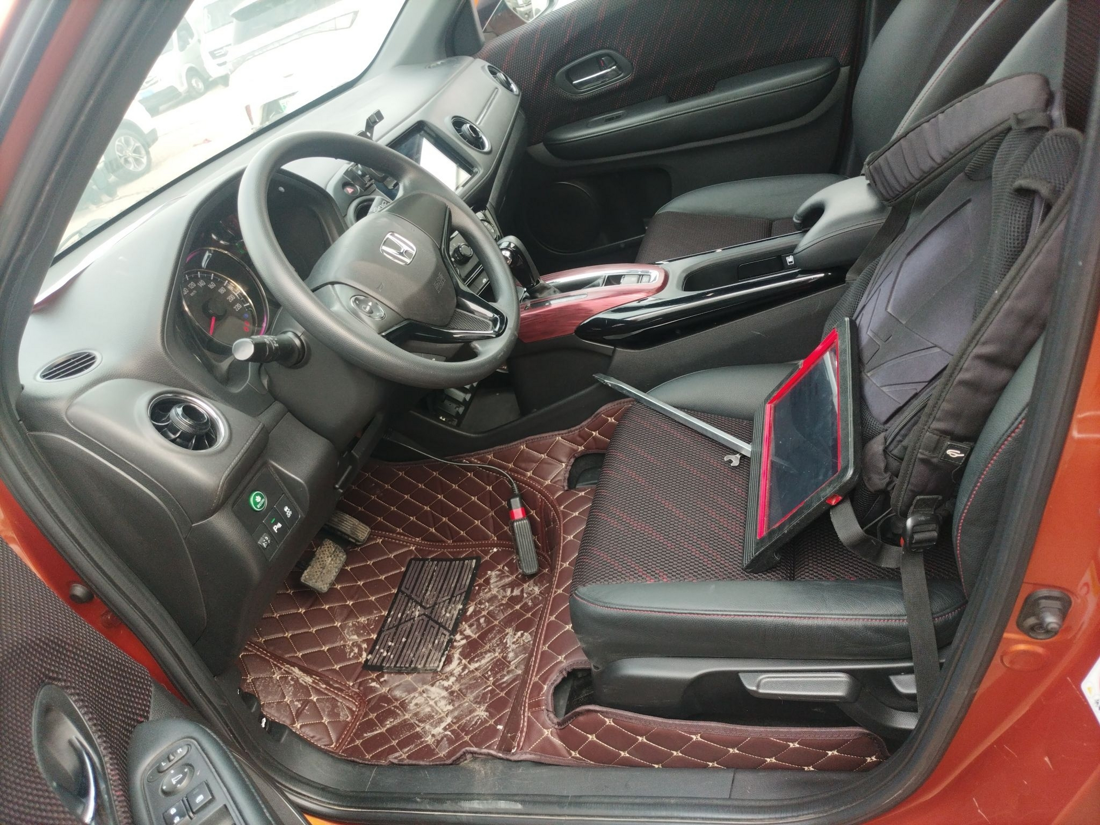 المقاعد الأمامية داخل السيارة