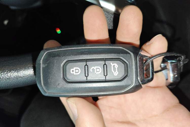 Used JMC Fushun 2023 2.0T Automatic Short-Wheelbase Low-Roof Commercial & Multi-Purpose Passenger Vehicle 6-Seater with Dual-Opening Tailgate
