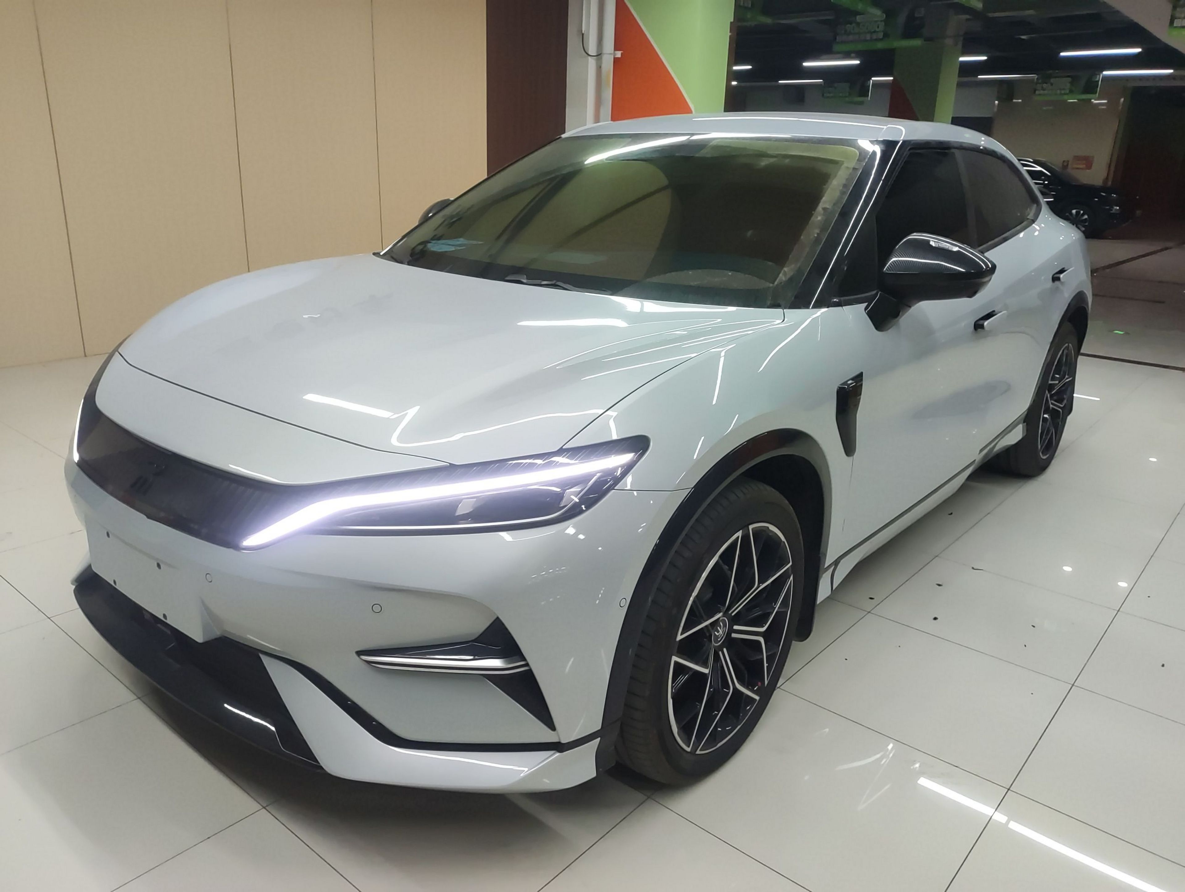 Под передней частью автомобиля