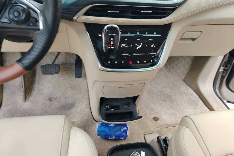 Used Buick GL8 2022 ES Landtrek 653T Luxury Edition