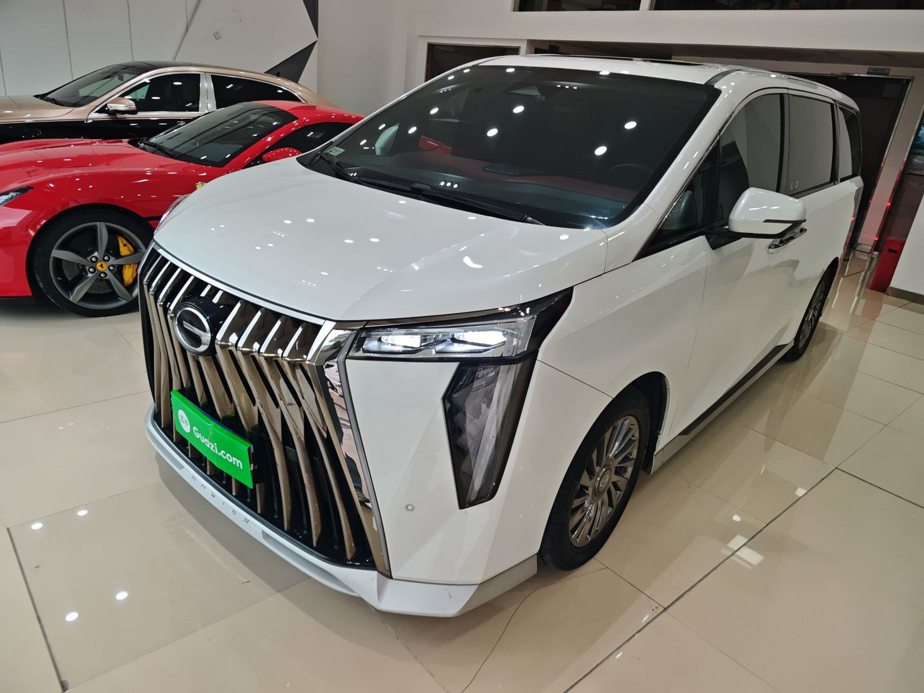 تحت مقدمة السيارة